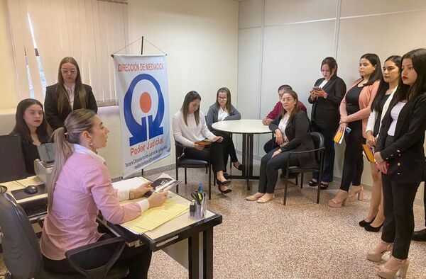 Universitarios de Natalio se interiorizaron sobre dependencias del PJ