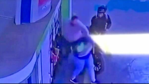 Denuncia: ¿abogado agredió a playera por no darle prioridad en la atención?