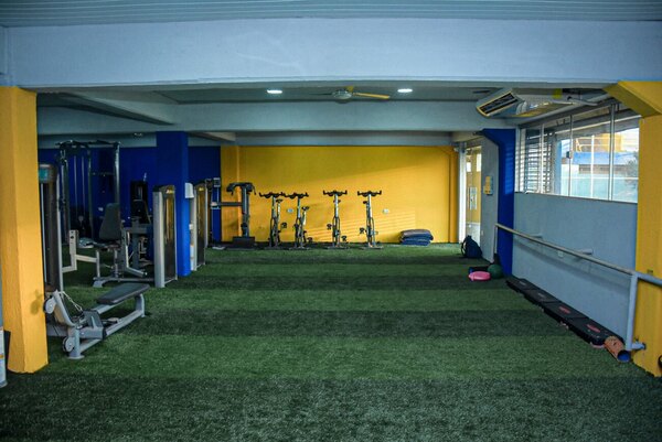 Versus / Luqueño remodela su gimnasio gracias a la ayuda de dos futbolistas
