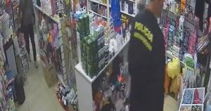 La Nación / Disfrazados de policías asaltaron un local en Ñemby