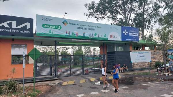 ¡Polémica! Se juntan en el parque Ñu Guasu y no precisamente para caminar - Nacionales - ABC Color