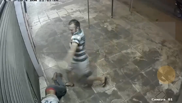 Molió a patadas a un chespi por robarle la cerveza a su novia
