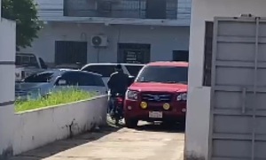 Policía retirado obstaculizó acceso a OviedoPress y respondió con prepotencia a colocación de cepo - OviedoPress