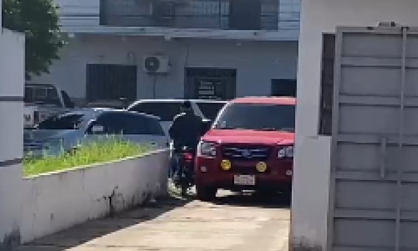 Policía retirado obstaculizó acceso a OviedoPress y respondió con prepotencia a colocación de cepo - OviedoPress