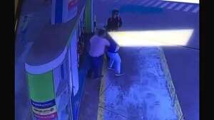Video: abogado agrede a trabajadora de gasolinera por no atenderlo primero - ABC en el Este - ABC Color