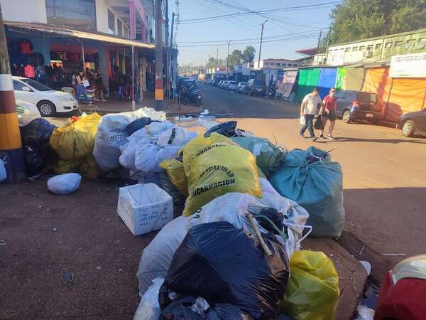Encarnación: acumulación de basura causa molestias en el circuito comercial - Nacionales - ABC Color