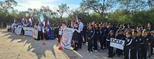Nativos de lejana comunidad honran a héroes del Chaco con vistoso desfile  - Noticias del Chaco - ABC Color
