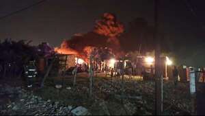 Video: Gran incendio en inmediaciones del Cerro Lambaré amenaza varias casas - Nacionales - ABC Color