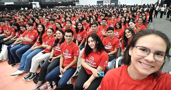 La Nación / EBY entrega becas del Gobierno en Caazapá e Itapúa