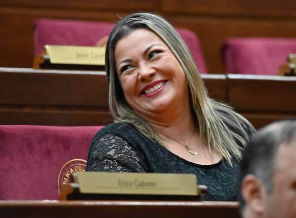 Silvio Ovelar olvida su promesa para beneficiar a hurrera de Zenaida - Política - ABC Color