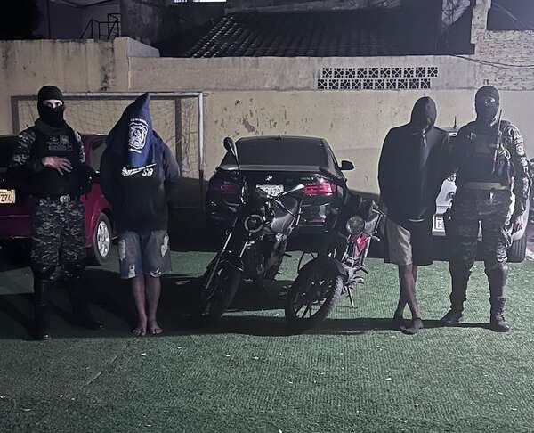 Motocicleta robada recuperada y dos personas detenidas en barrio Obrero - Policiales - ABC Color