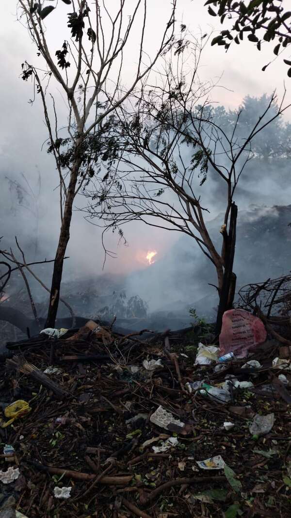 Focos de incendio se reavivan en inmediaciones del cerro Lambaré - Nacionales - ABC Color