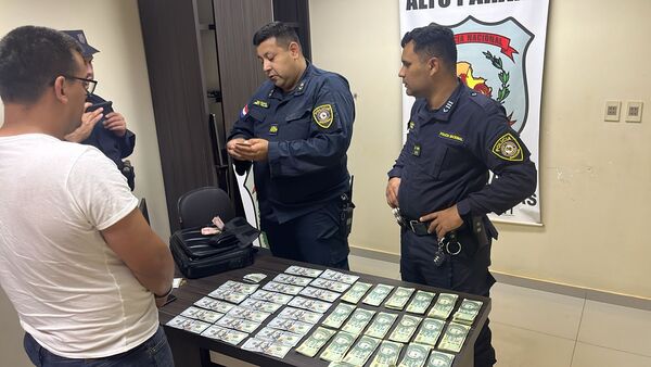Detienen a oficial de justicia con auto robado y gran cantidad de dinero - La Clave