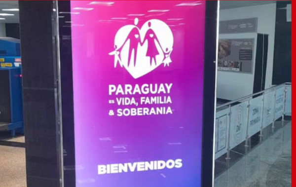 CARTEL PRÓVIDA CAUSA INDIGNACIÓN EN LA ENTRADA DEL AEROPUERTO