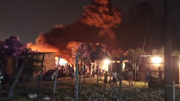 Tras 8 horas de trabajo, bomberos controlan incendio en zona del Cerro Lambaré
