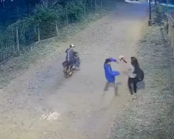 Delincuentes asaltan con varilla de hierro a joven en Villa Elisa - Noticiero Paraguay