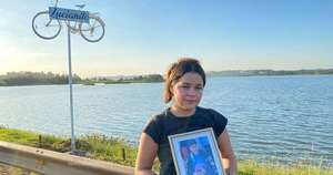 La Nación / Erigen monumento a ciclista atropellado en Encarnación: “Que su muerte no sea en vano”