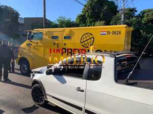 Transportador de caudales y camioneta protagonizan choque en la vía pública - Radio Imperio 106.7 FM