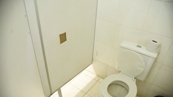 Raro encuentro sexual se realizó en el baño de Ñu Guasu