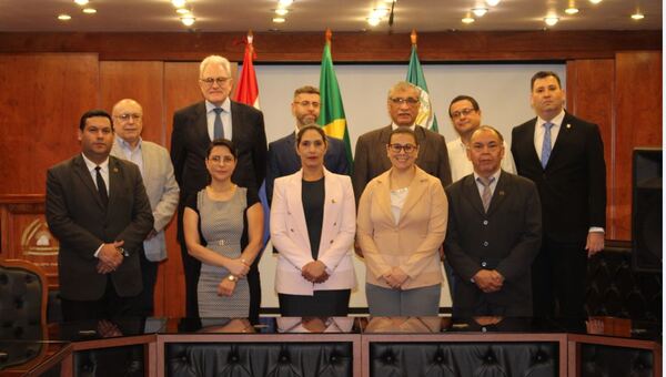 Equipo investigador de Posgrado UNE presenta avances de pesquisa a diplomáticos de Paraguay y Brasil