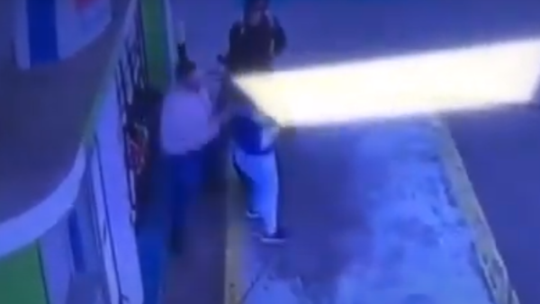 Abogado abofetea a una playera de gasolinera por no atenderle primero en CDE