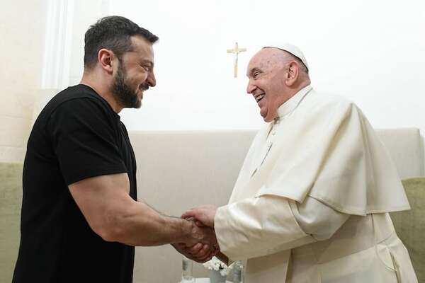 El papa y Zelenski hablan de “paz justa” y ayuda humanitaria en la cumbre del G7 italiano - Mundo - ABC Color