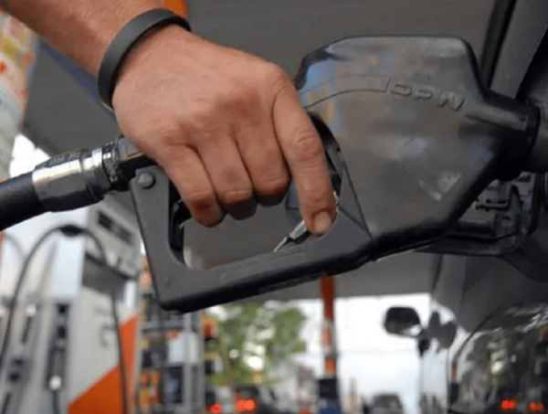 Alertan sobre la falta de ajuste en precios de combustibles pese a baja del petróleo · Radio Monumental 1080 AM