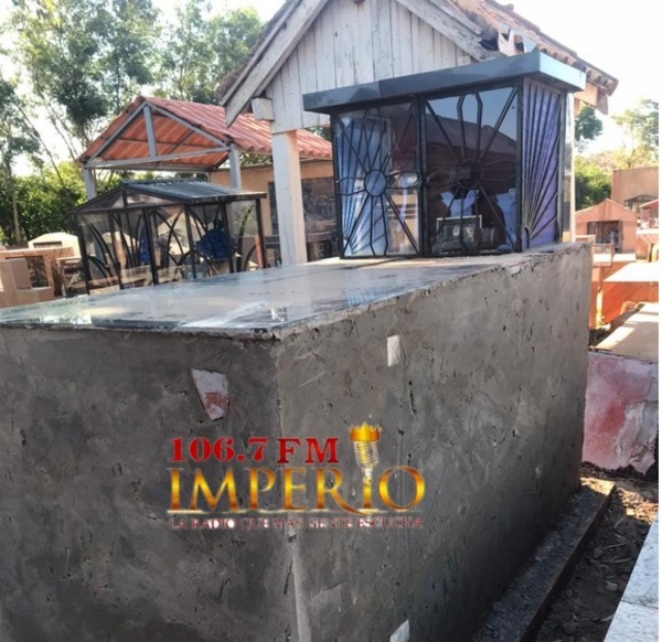 Hurtan azulejo de un panteón en el cementerio San Carlos - Radio Imperio 106.7 FM
