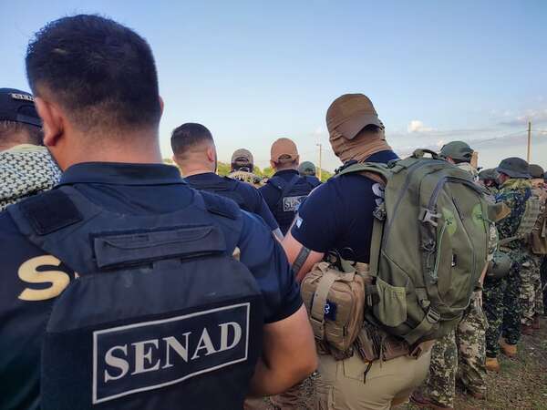 Enfrentamiento entre Senad y supuestos narcotraficantes en Paso Bravo: un agente estaría herido - Policiales - ABC Color