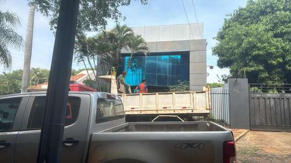 Subcontratistas se movilizan y exigen pago de G. 3.000 millones a constructora, excontratista del fracasado metrobús - Economía - ABC Color