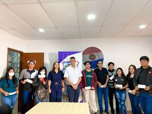 Intendente entregó aportes económicos a estudiantes de Pedro Juan Caballero