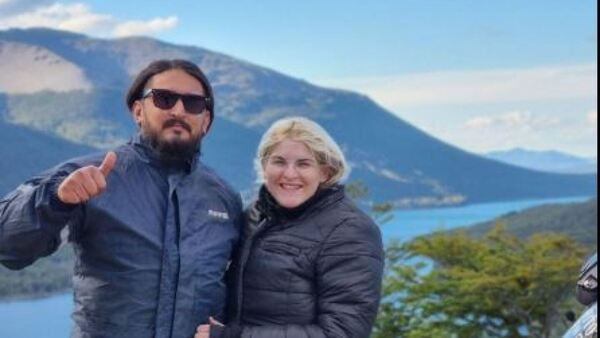 Una pareja viajará en moto de Asunción hasta Alaska