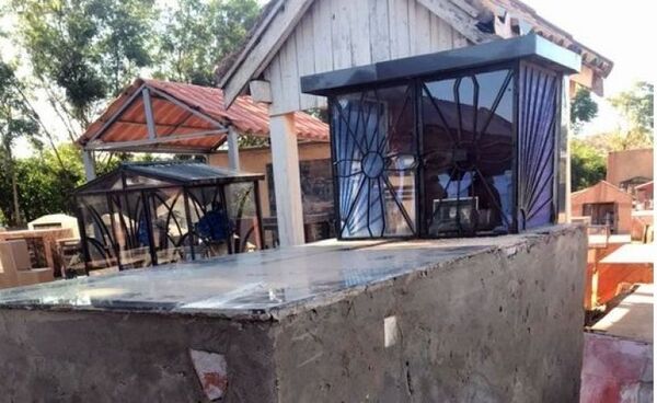 Roban azulejo de un panteón en el cementerio San Carlos