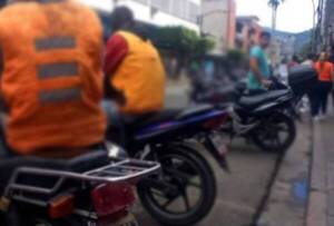 ¡Ndesapature! Le metieron un balazo en la cabeza para robarle la moto pero su casco le salvó de algo peor