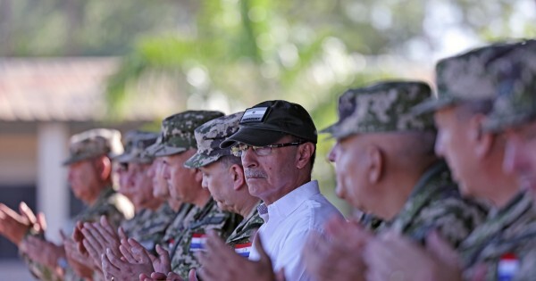 Tras la presión de los militares, González suaviza sus críticas a la reforma policial por sacarle poder a las FFAA
