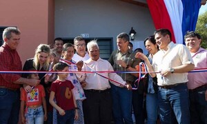 Entregan llaves de la casa propia a más de 100 familias de Santa Rosa del Aguaray – Prensa 5