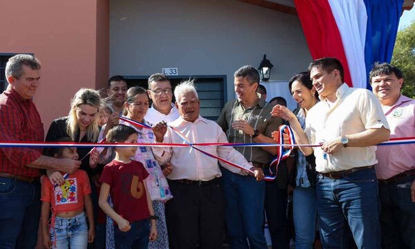 Entregan llaves de la casa propia a más de 100 familias de Santa Rosa del Aguaray – Prensa 5