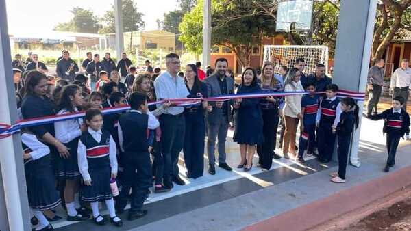 Municipalidad inaugura tinglado con pista deportiva en Escuela San Alfonso