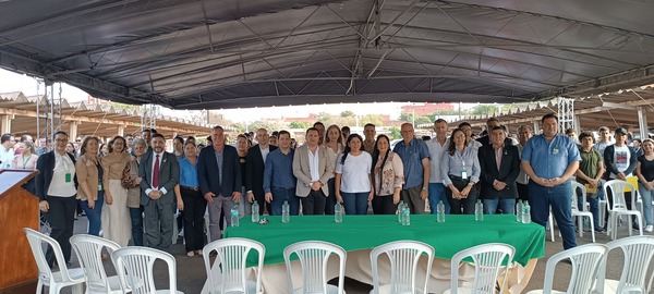 EBY entrega el primer desembolso a 277 becados de Itapúa