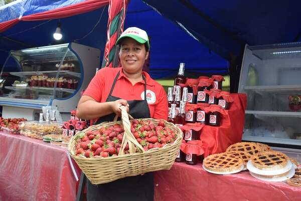 Areguá: postres y frutas de frutilla, una dulce e irresistible tentación de la temporada - Nacionales - ABC Color