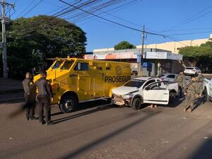 PJC: Transportador de caudales y camioneta protagonizan choque en la vía pública