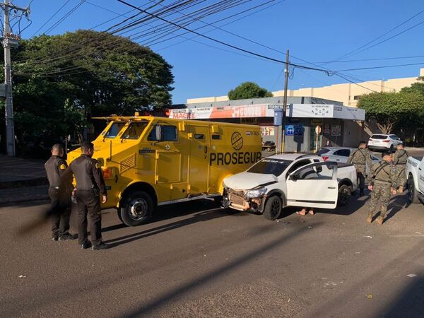 PJC: Transportador de caudales y camioneta protagonizan choque en la vía pública