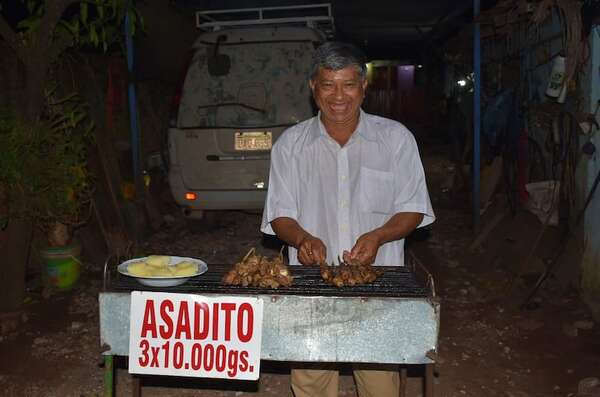 Día del Padre: con venta de asaditos sacó adelante a su familia - Nacionales - ABC Color