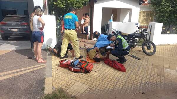 Se accidentaron en una motocicleta robada y fueron detenidos - Policiales - ABC Color