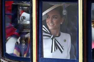 Kate reaparece en público: de blanco y sonriente - Gente - ABC Color