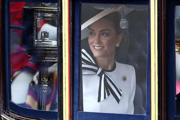 Kate reaparece en público: de blanco y sonriente - Gente - ABC Color