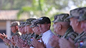 Ministro de Defensa modera su postura ante presión de las Fuerzas Armadas