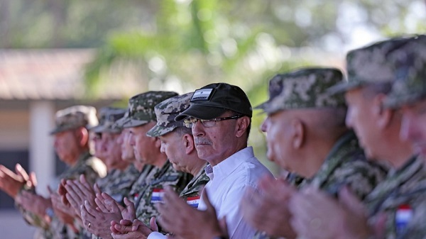 Ministro de Defensa modera su postura ante presión de las Fuerzas Armadas