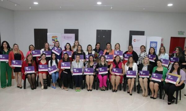 Egresan más de 30 mujeres en Escuela de Formación Política para Mujeres Líderes