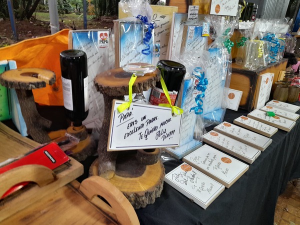 Artesano ofrece regalos originales para el Día del Padre